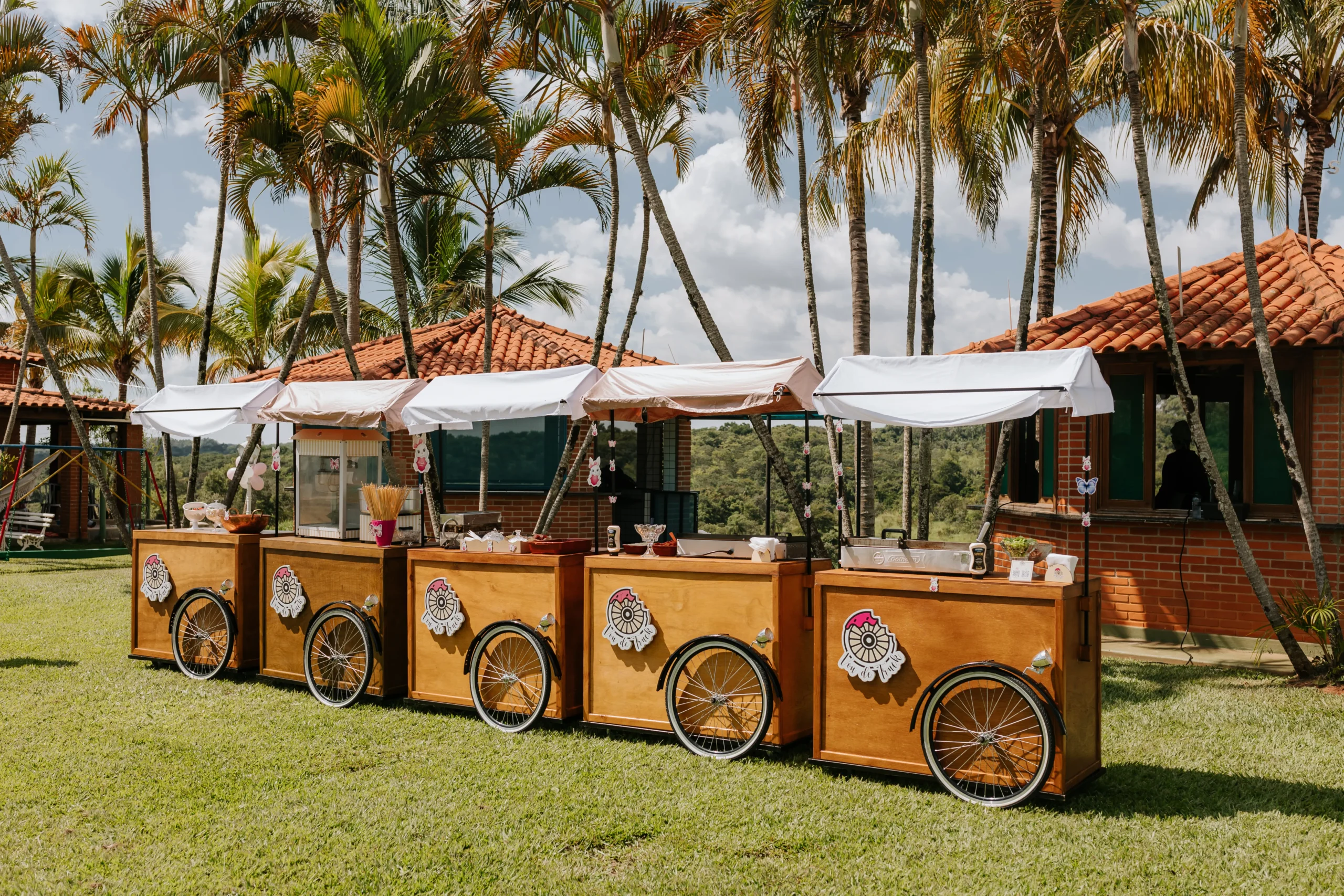 Varios carros de foodtruck para festa