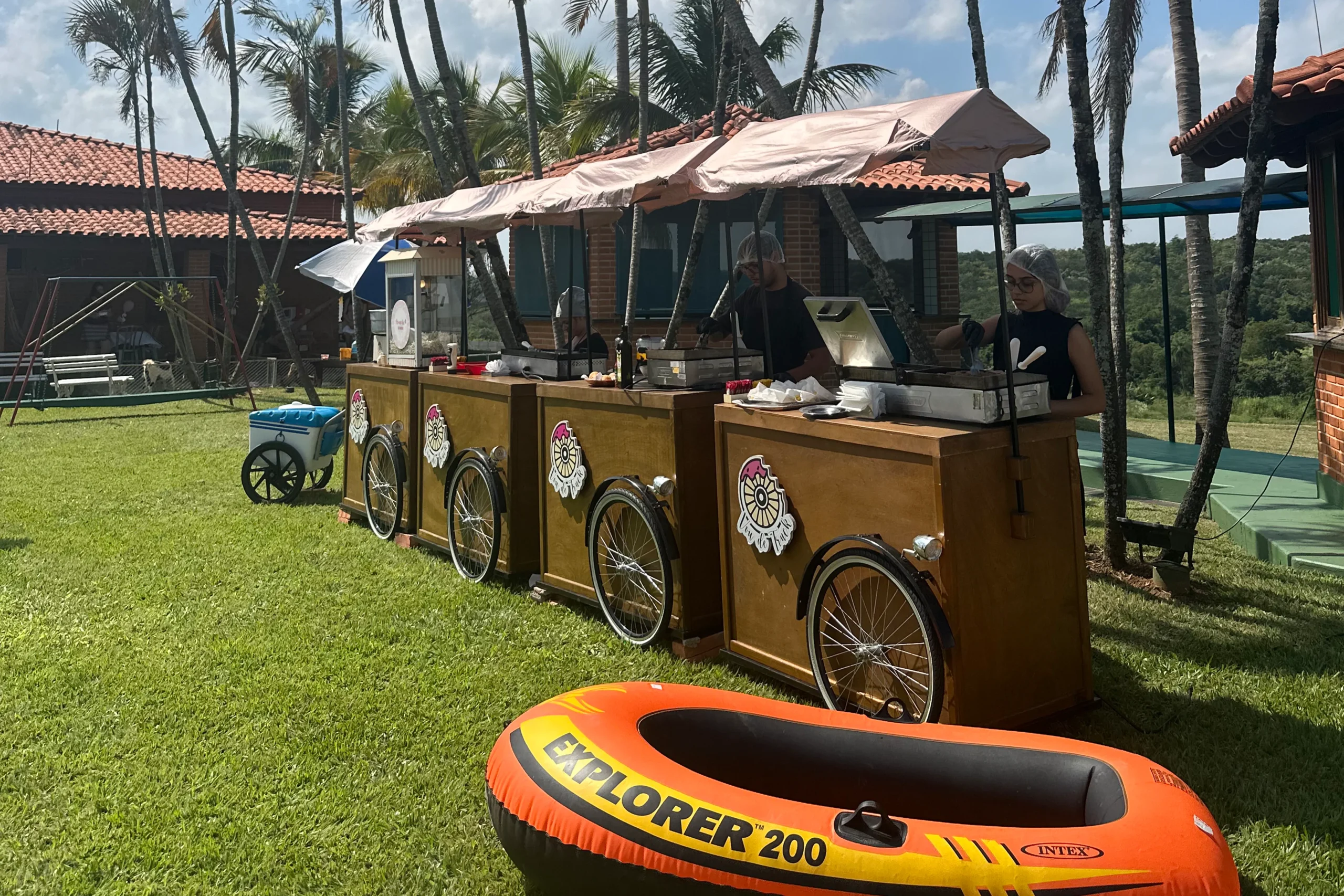 Varios carros de foodtruck para festa