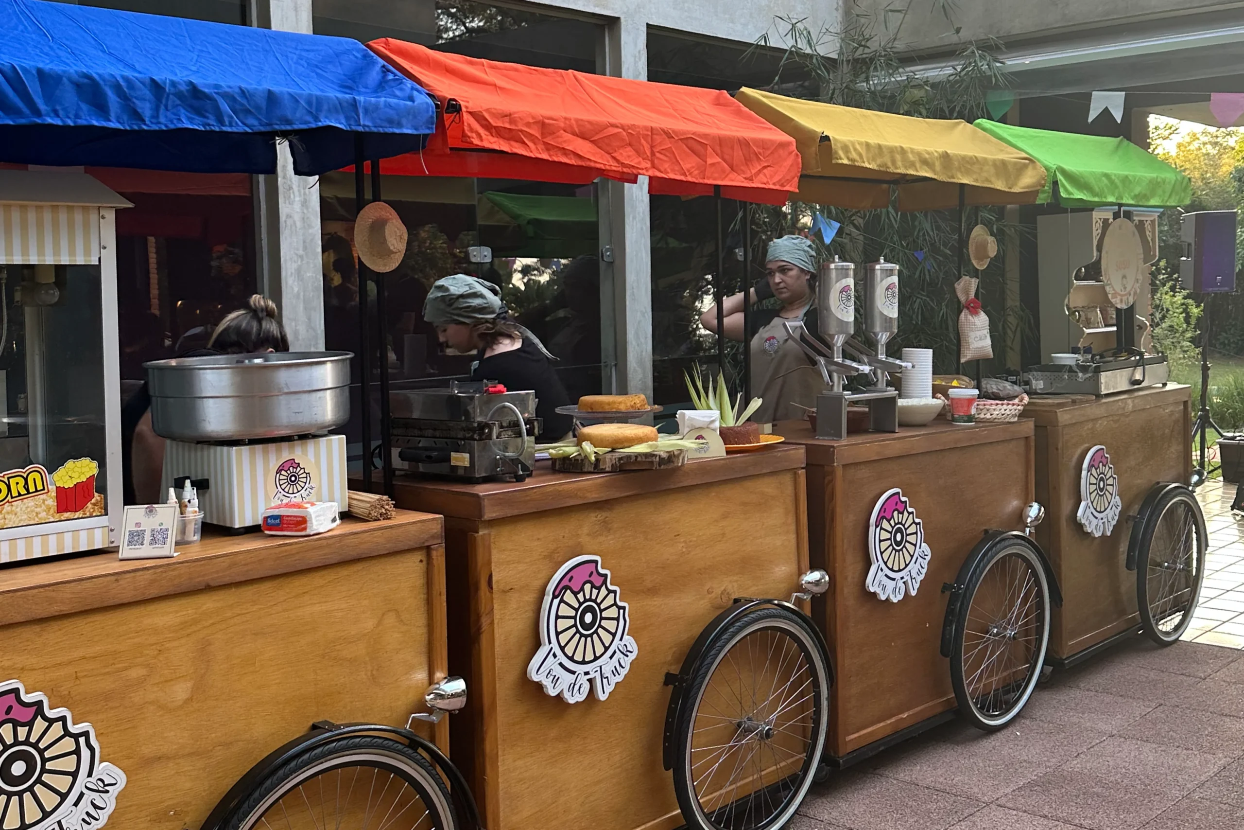 Varios carros de foodtruck para festa