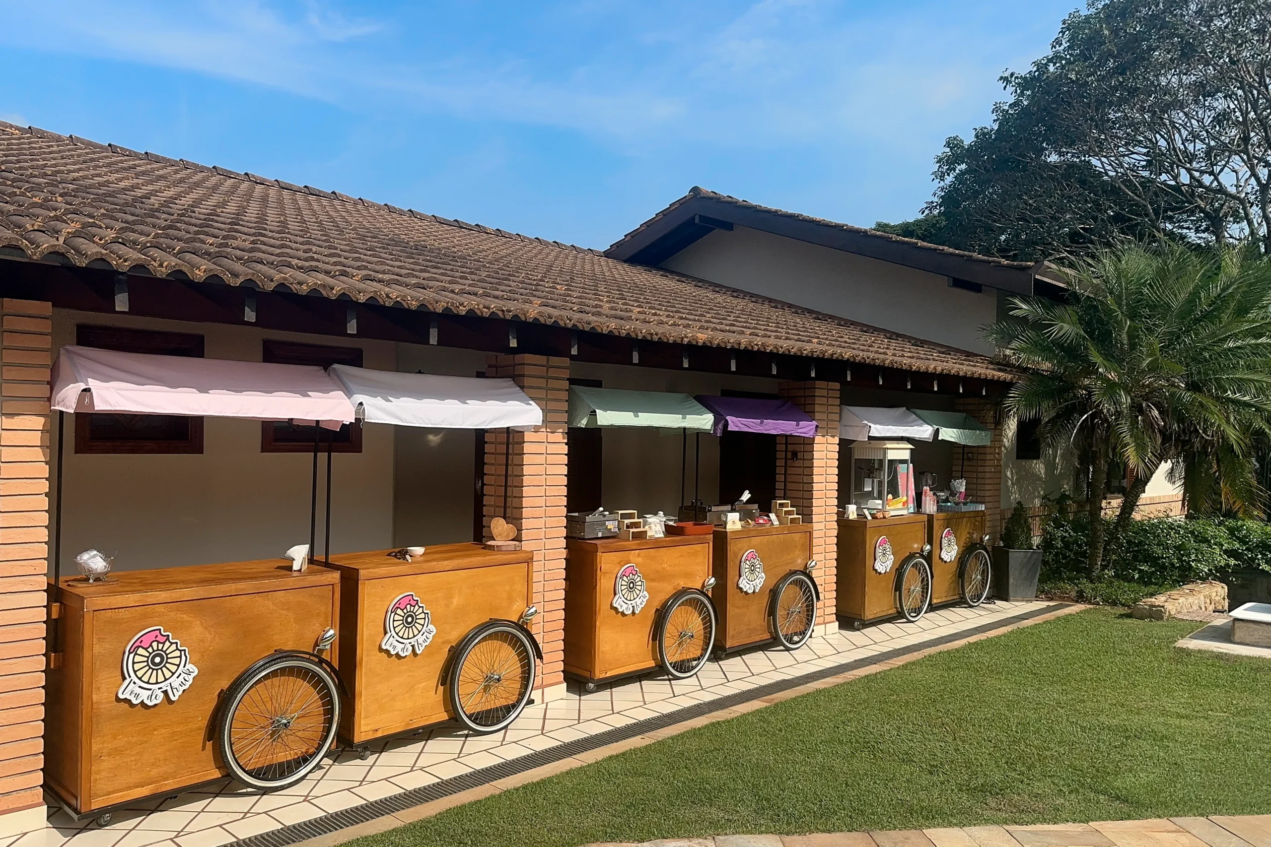 Varios carros de foodtruck para festa